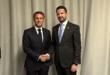 Milatović uručuje Makronu Orden Crne Gore